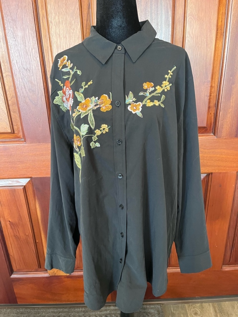 Chico’s Black Floral Embroidered Button Up Shirt Blouse Top Women’s Sz 3- US 16